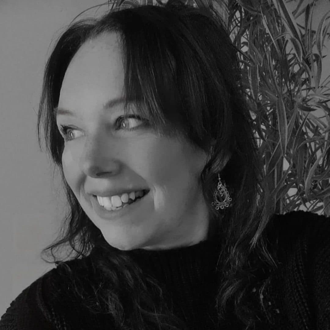 Vanessa Wiild — black-and-white portrait, smiling, with willow leaves behind her